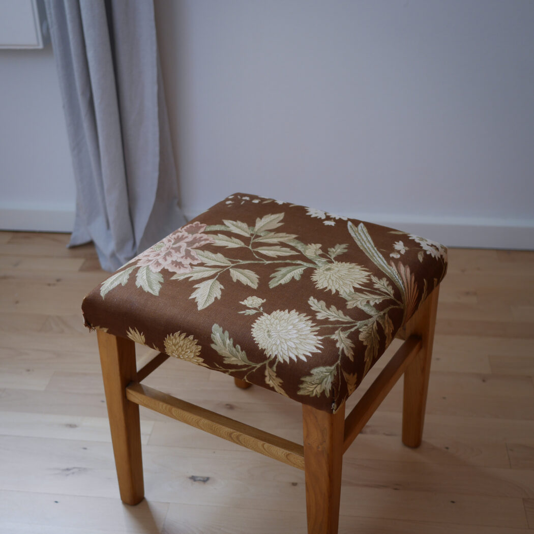 Vintage Træskammel med Blomster Betræk 1