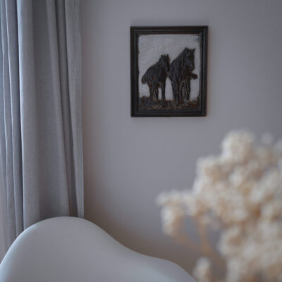 Hvidt & Brunt Relief med Heste