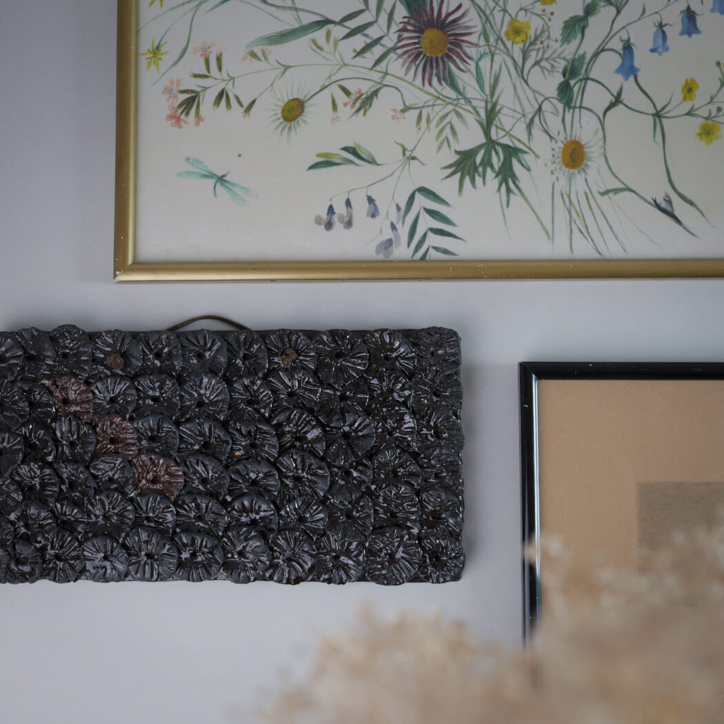 Aflangt Brunt Relief med Blomster