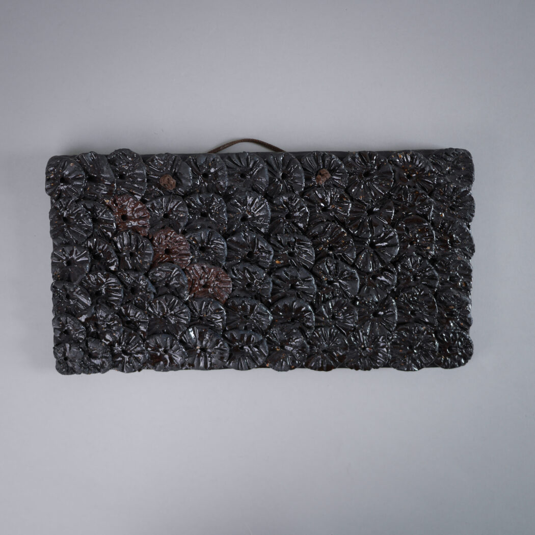 Aflangt Brunt Relief med Blomster 1