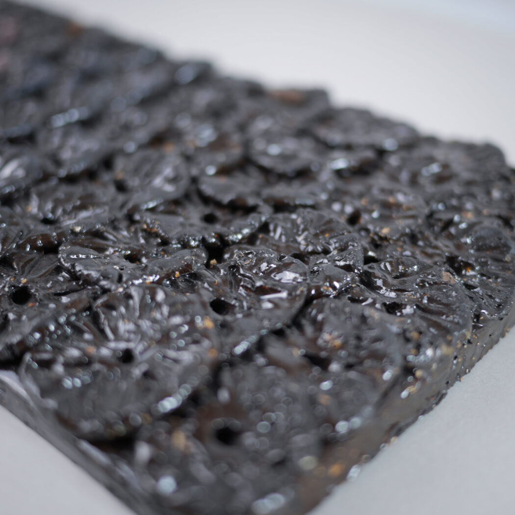 Aflangt Brunt Relief med Blomster 2