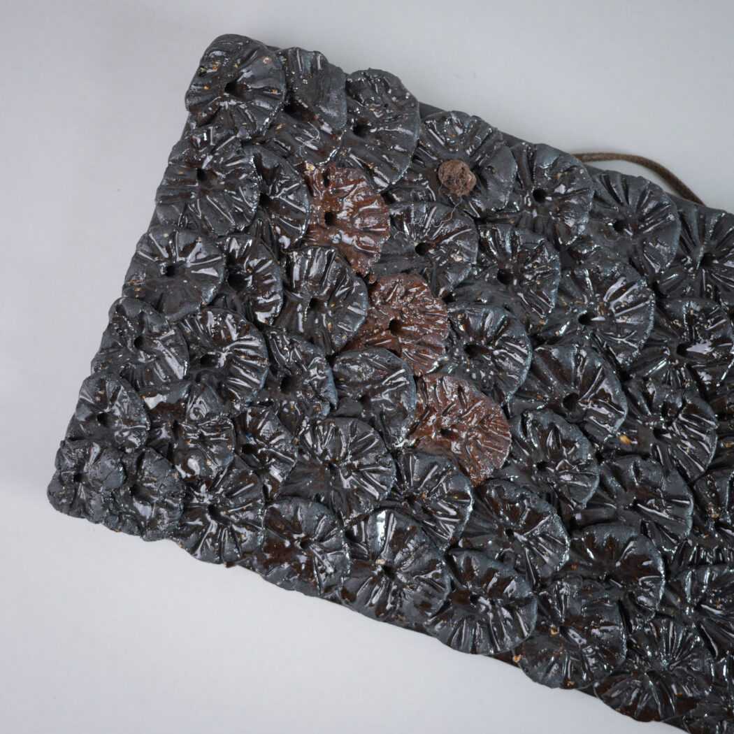 Aflangt Brunt Relief med Blomster 3