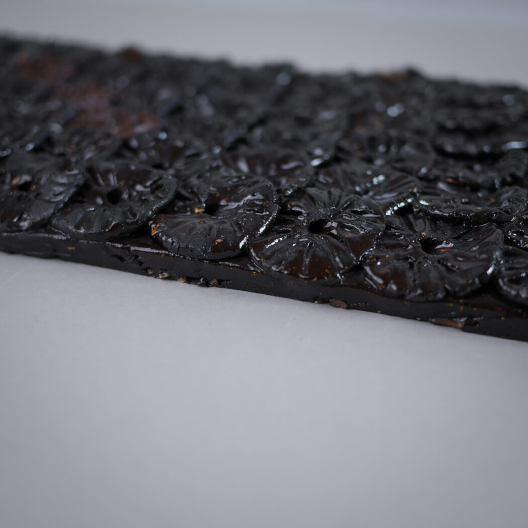 Aflangt Brunt Relief med Blomster 4