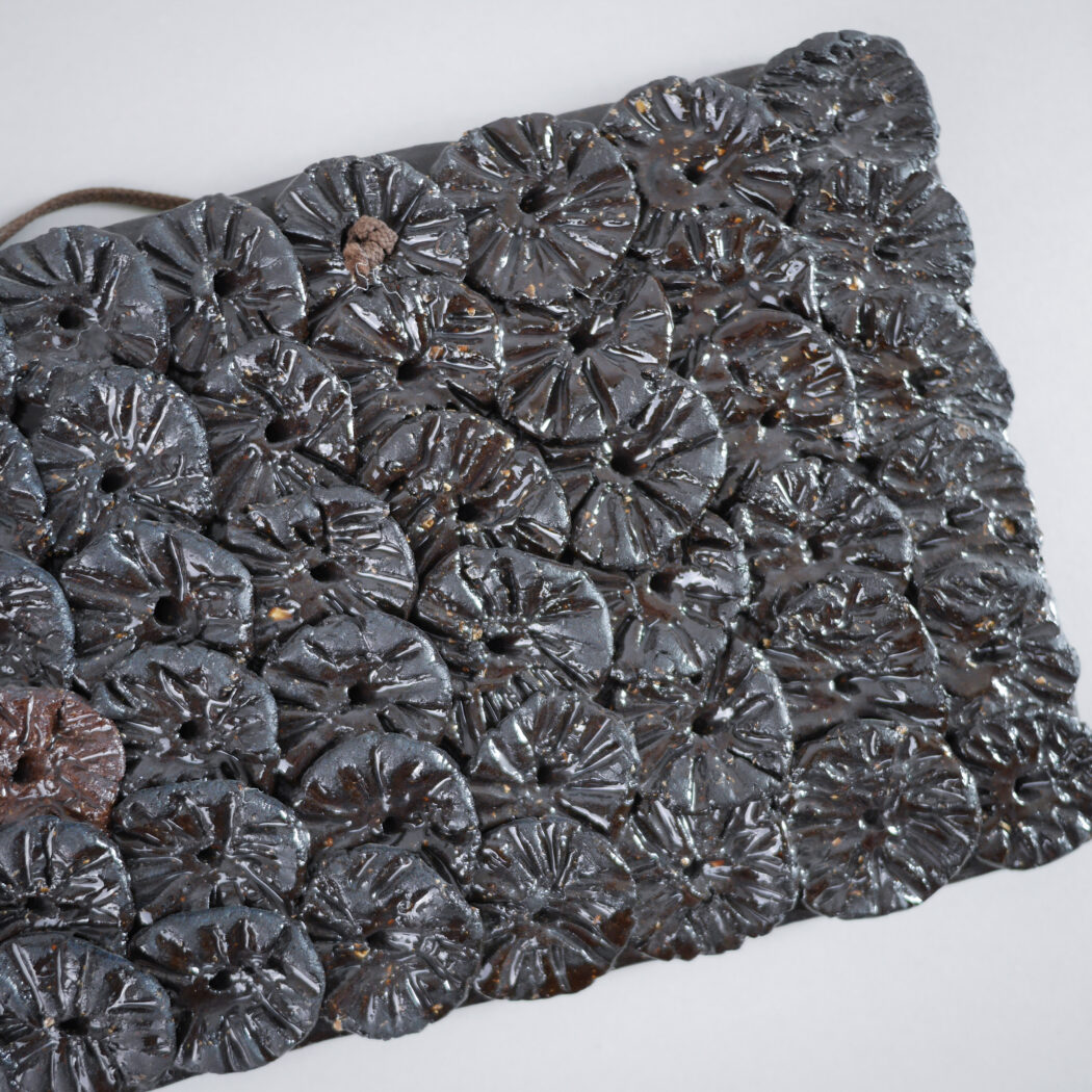 Aflangt Brunt Relief med Blomster 5