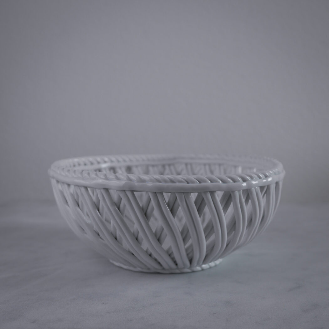 Stor Hvid Flettet Frugtkurv i Porcelæn 1