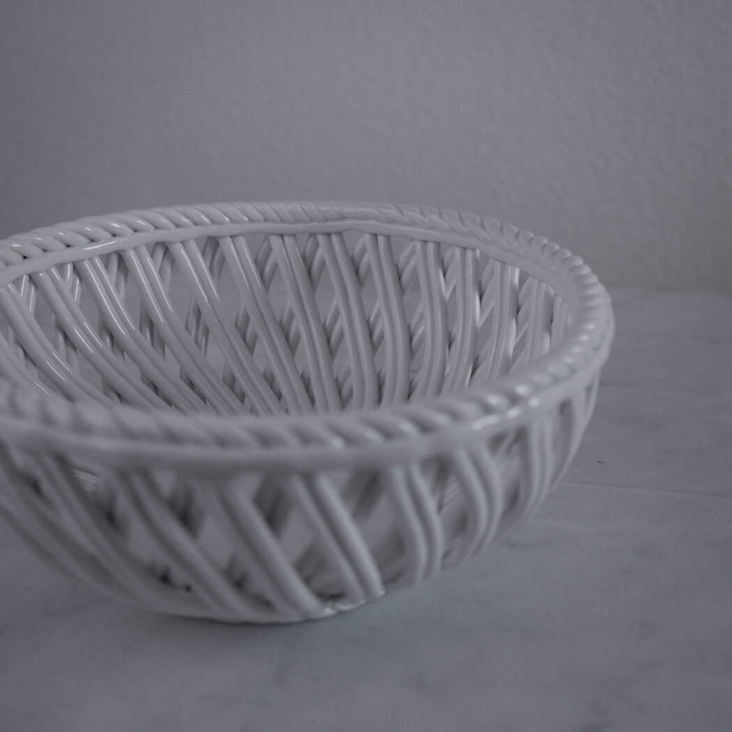 Stor Hvid Flettet Frugtkurv i Porcelæn 2