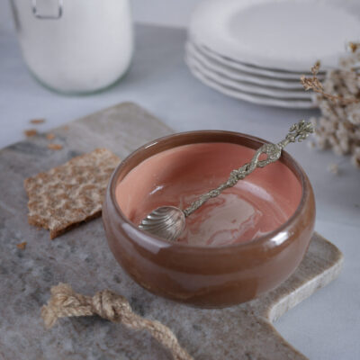 Håndlavet Brun Skål med Rosa Glasur