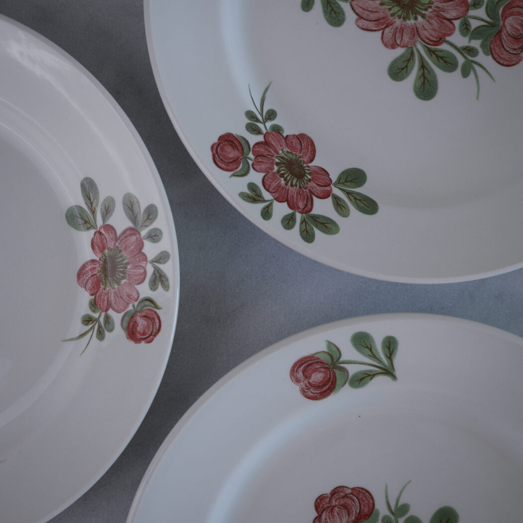 Hvide Tallerkner med Rosa Blomster, 6 stk. 7