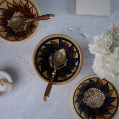 Beige Lerskåle med Bladmotiver