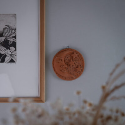 Lille Rundt Relief i Ler med Månemotiv