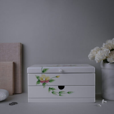 Hvidt Smykkeskrin med Håndmalede Blomster