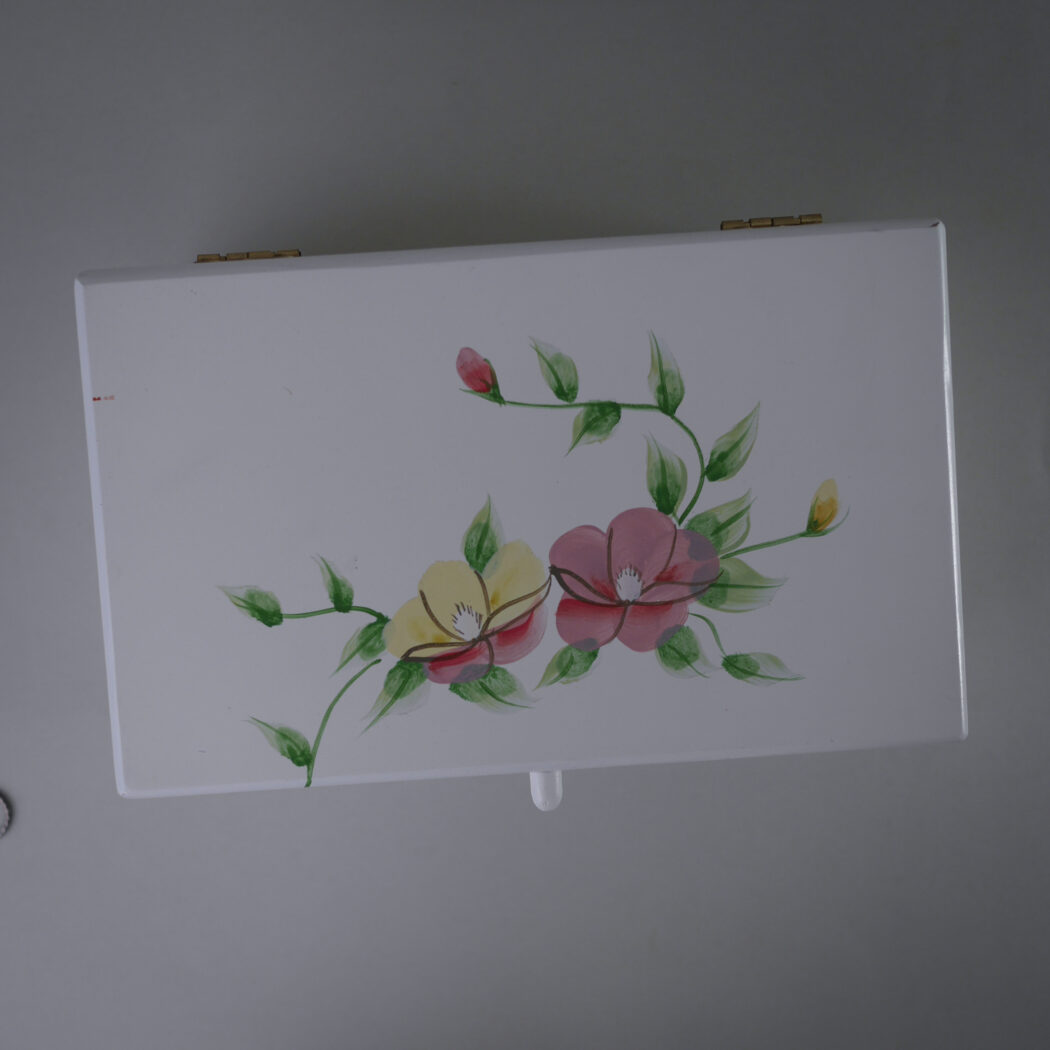 Hvidt Smykkeskrin med Håndmalede Blomster 5