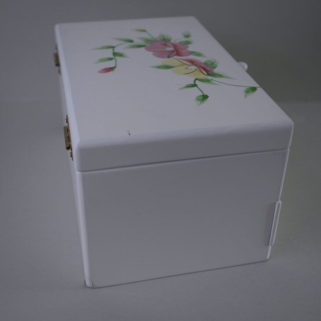 Hvidt Smykkeskrin med Håndmalede Blomster 6
