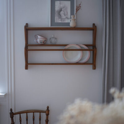 Tallerkenrække i Træ med Hylde