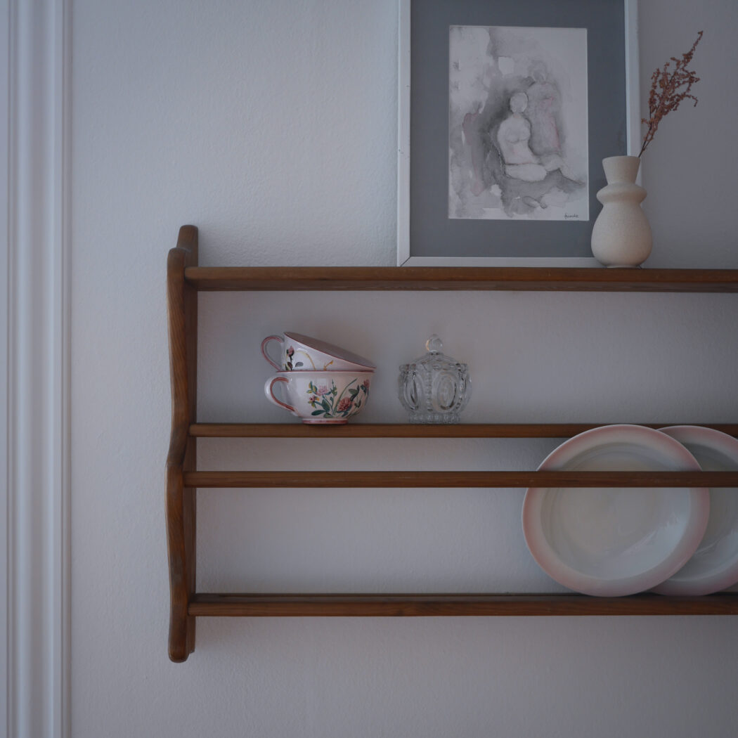 Tallerkenrække i Træ med Hylde 1