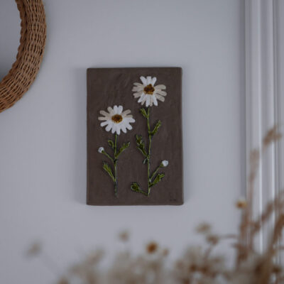 Brunt Relief med To Hvide Blomster