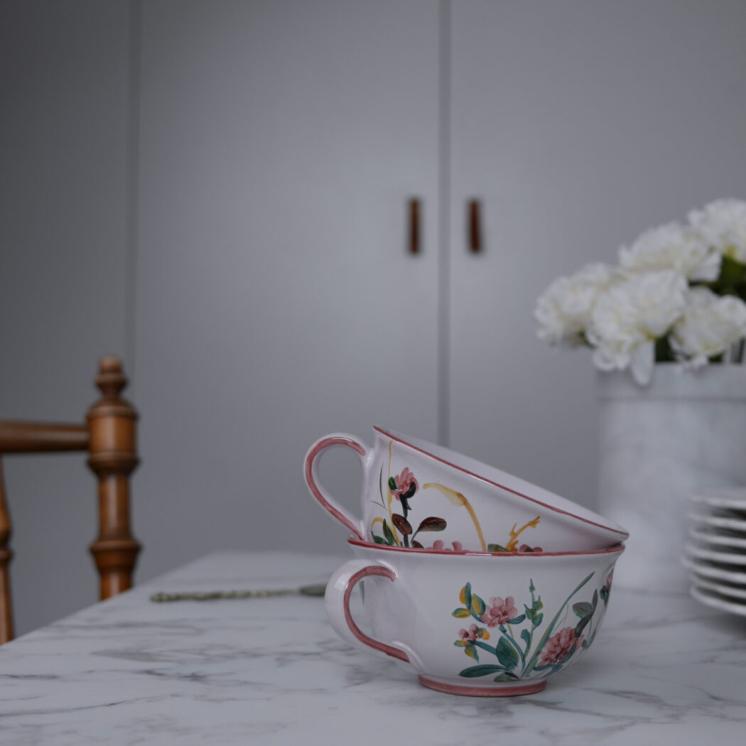 Stor Kop med Lyserøde Blomster