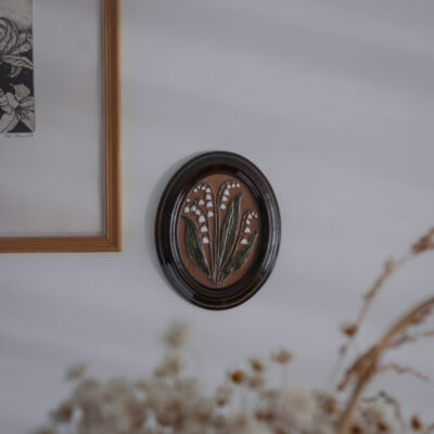 Relief med Ramme & Hvide Blomster