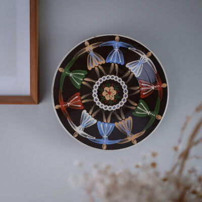 Farverig Retro Platte i Keramik