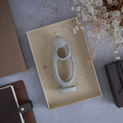 Høj Grå Fedtstensfigur