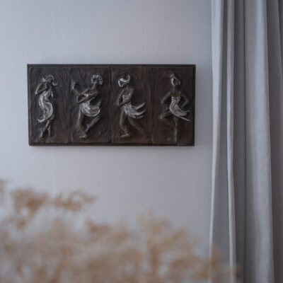 Stort Brunt Keramikrelief med Kvinder