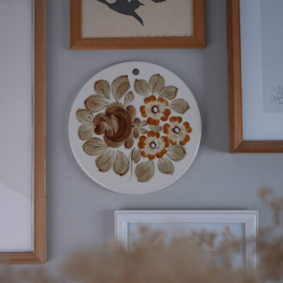 Rund Vægdekoration med Brune Blomster