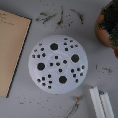 Hvid Lysestage med Huller