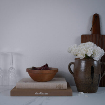 Brun Krukke til Redskaber med Sorte Glasurdetaljer