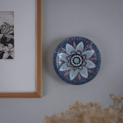 Lille Platte med Stor Blomst