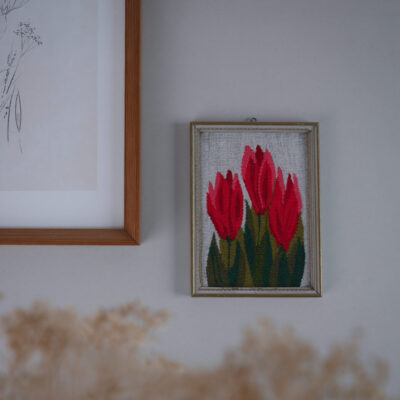 Lille Vævet Billede med Røde Blomster