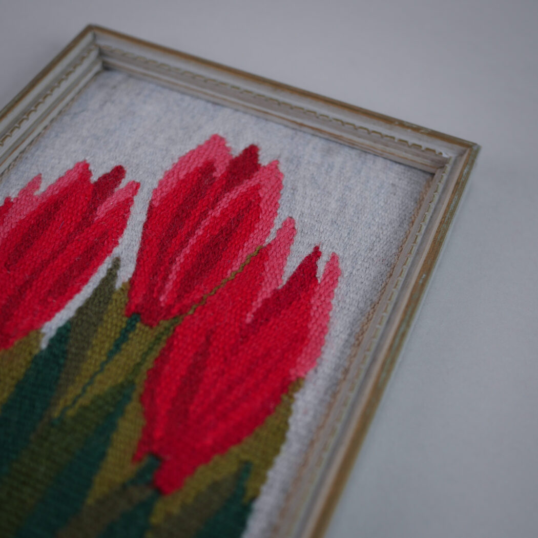 Lille Vævet Billede med Røde Blomster 2