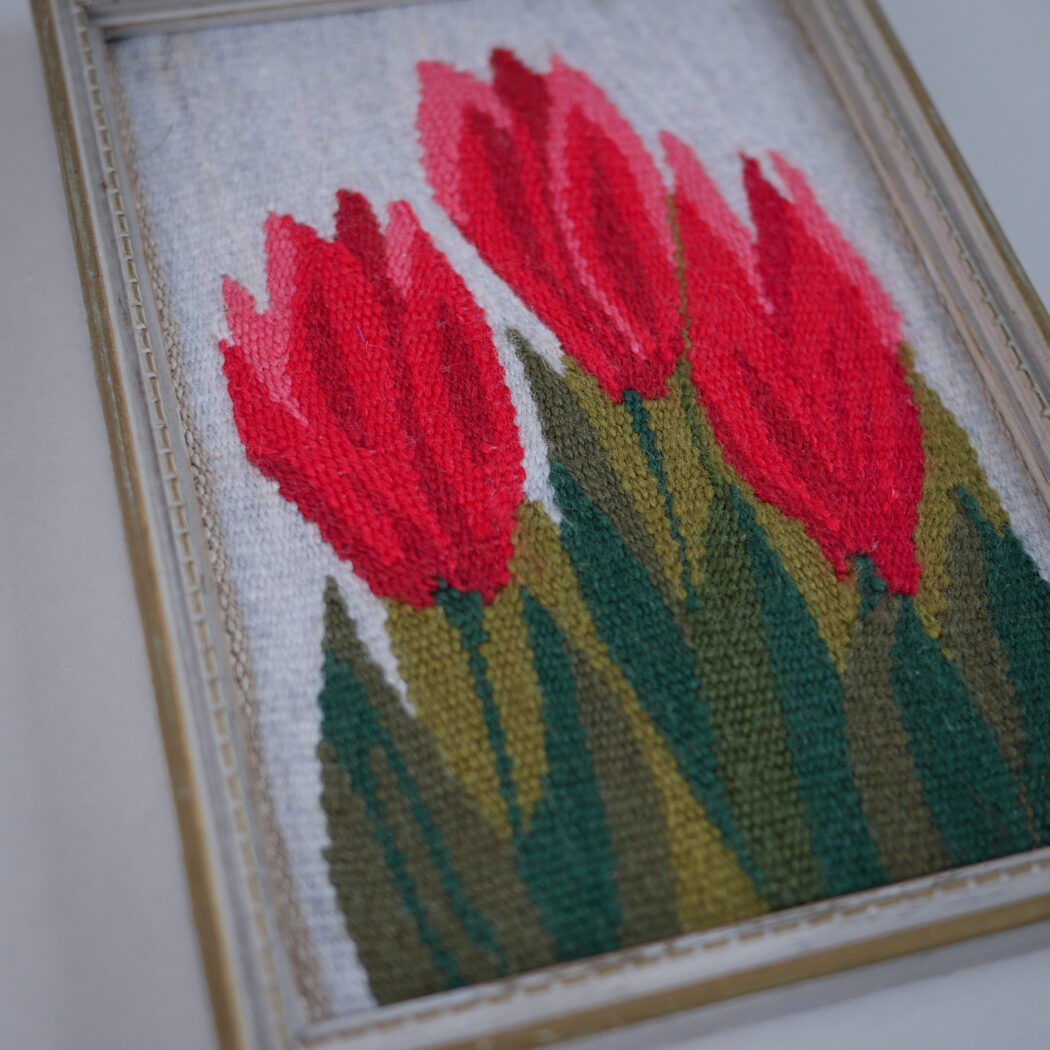 Lille Vævet Billede med Røde Blomster 4