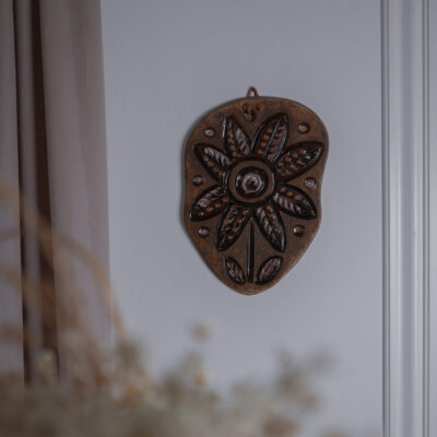 Stort Brunt Keramikrelief med Blomst