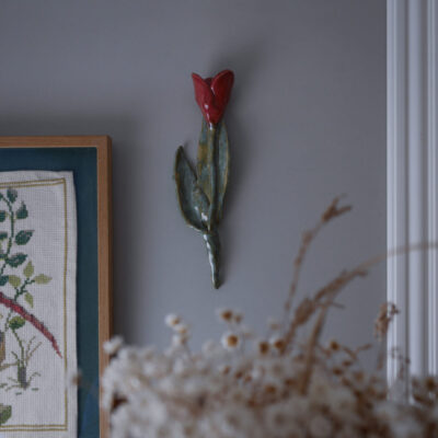 Rød Blomst i Keramik til Væggen