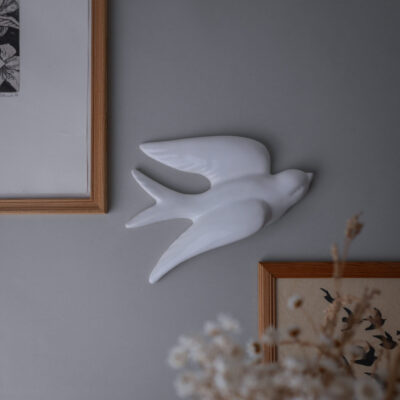 Hvid Svale til Væggen