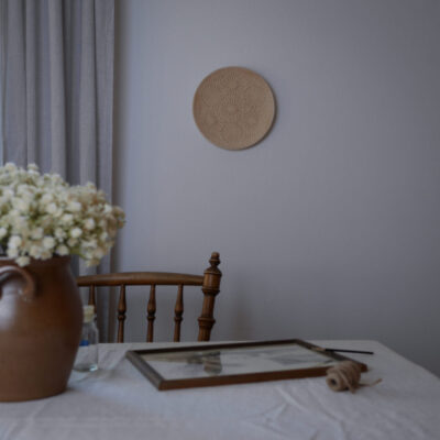 Rustik Lerplatte med Udskæringer