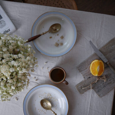 Dybe Tallerkner med Lyseblå Kant,