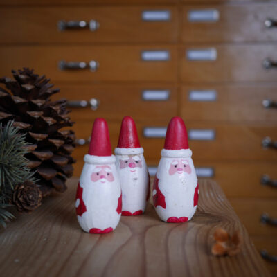 Små Håndmalede Julemænd i Træ, 3 stk.