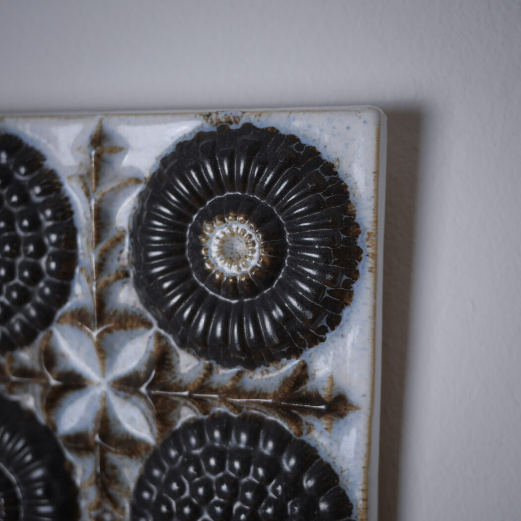 Stort Relief i Keramik med Brune Motiver 3