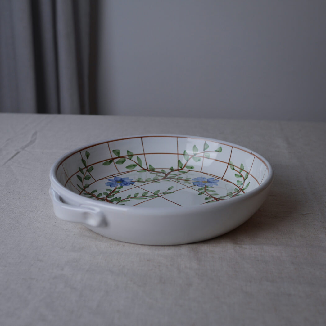 Hvidt Keramikfad med Håndmalede Blomster 2