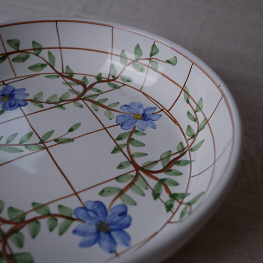Hvidt Keramikfad med Håndmalede Blomster 4