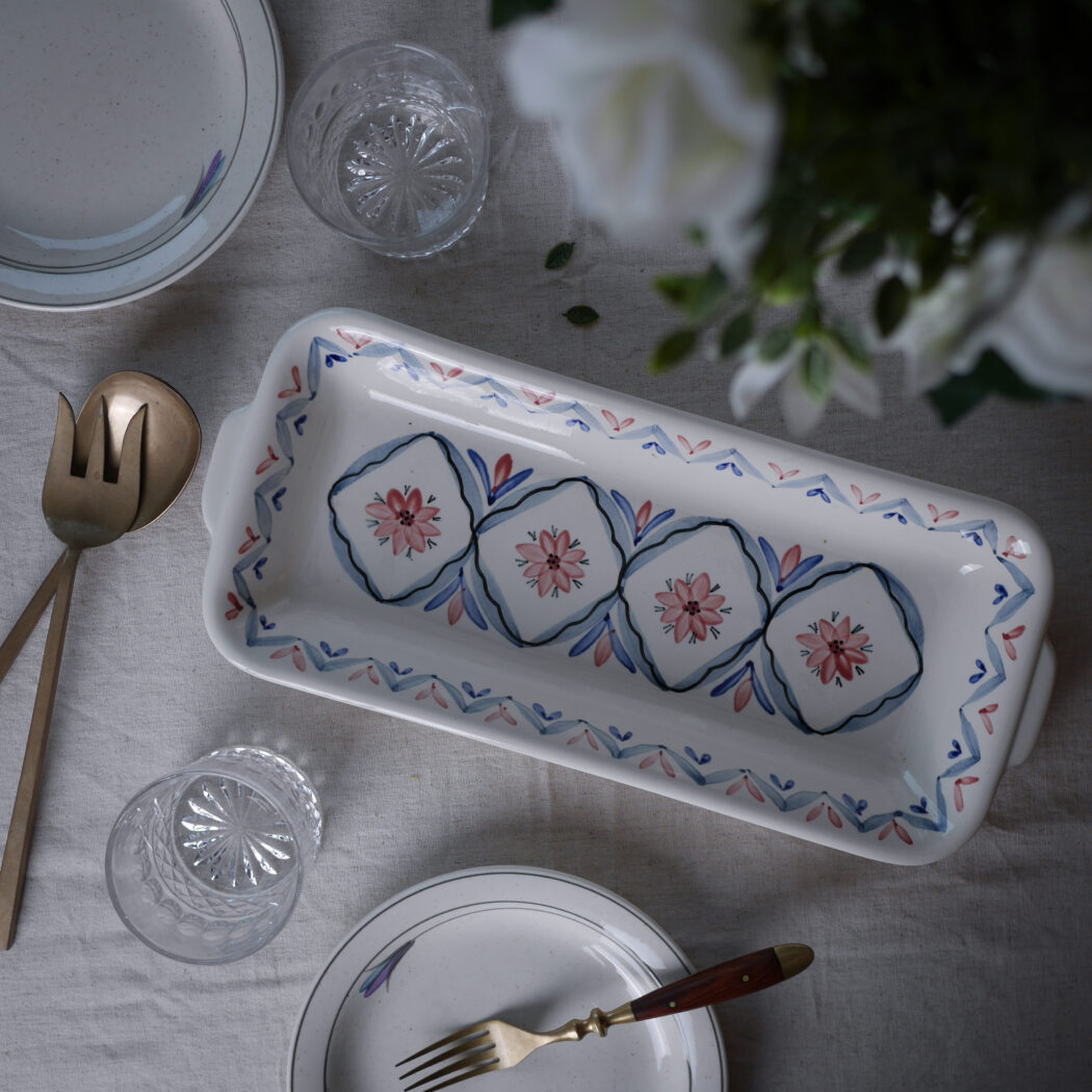 Aflangt Hvidt Fad med Blomster
