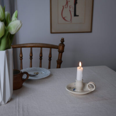 Lille Hvid Keramik Stage med Blå Blomst