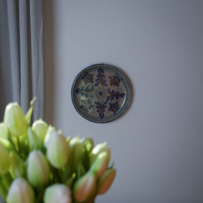 Grå Juleplatte med Blå Træer