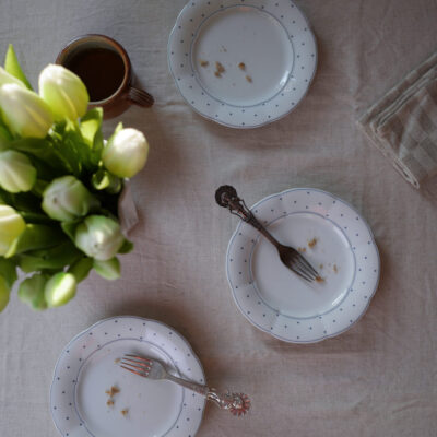 Små Hvide Kagertallerkner med Blå Prikker, 6 stk.