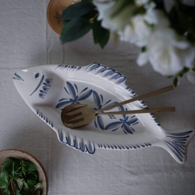 Aflangt Fiskefad med Blå Dekorationer