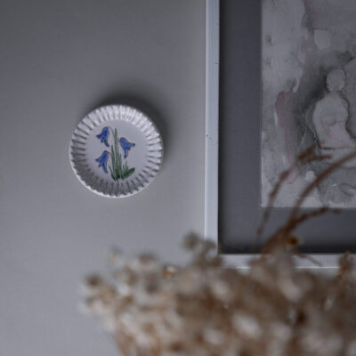 Lille Keramik Platte med Blå Blomster