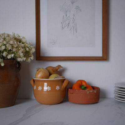 Brun Krukke med Små Hvide Blomster