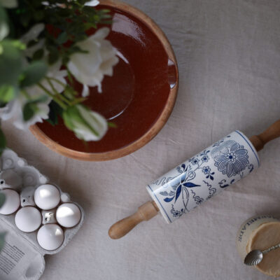 Porcelænskagerulle med Blå Motiver