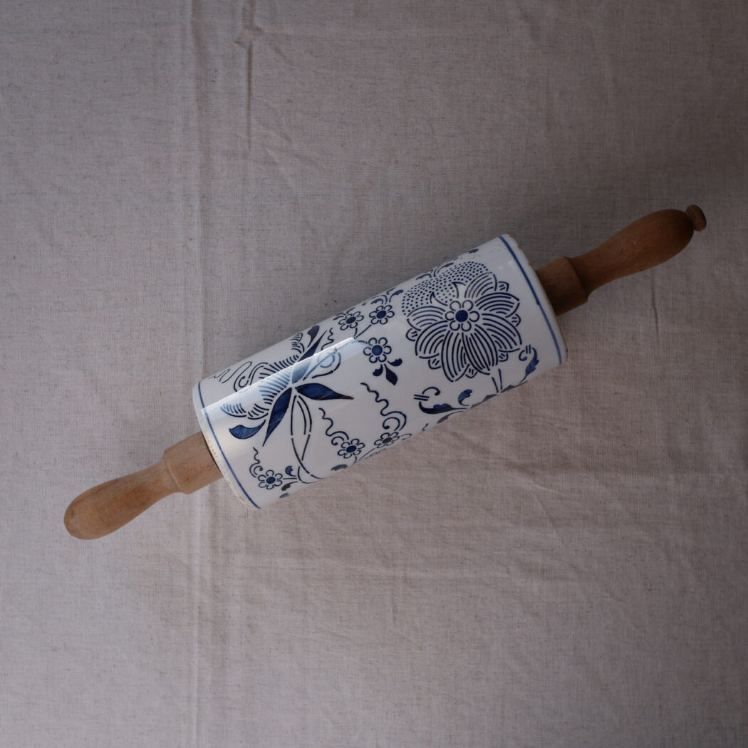 Porcelænskagerulle med Blå Motiver 1